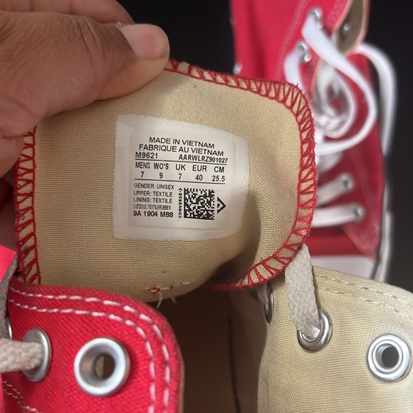 Red converse - Picture 3 of 3
